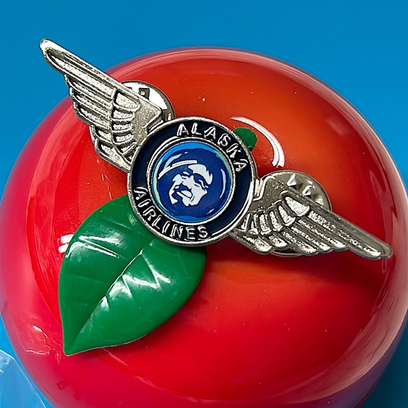 🖤ALASKA AIRLINES lapel pin - Picture 1 of 8